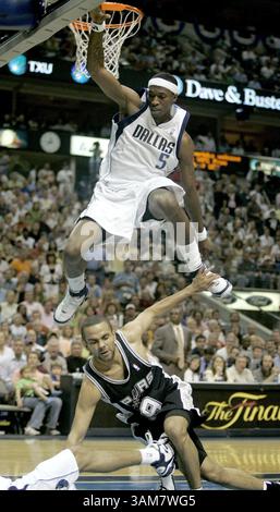 12. Mai 2006 – USA – Dallas Mavericks' Josh Howard verpasst am Samstag, den 13. Mai 2006 im American Airlines Center in Dallas, Texas, einen fallenden Tony Parker von San Antonio Spurs in Spiel 3 der zweiten Runde der Western Conference Playoffs. (Jeffery Washington/Fort Worth Star-Telegram/KRT) (Kreditbild: © Jeffery Washington/mct/ZUMAPRESS.com) Stockfoto