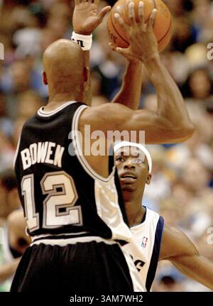 12. Mai 2006 – USA – Dallas Mavericks’ Josh Howard spielt am Samstag, den 13. Mai 2006 im American Airlines Center in Dallas, Texas bei Spiel 3 Bruce Bowen von San Antonio Spurs. (Paul Moseley/Fort Worth Star-Telegram/KRT) (Kreditbild: © Paul Moseley/mct/ZUMAPRESS.com) Stockfoto
