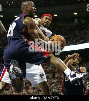 21. Mai 2006 – USA – Eric Snow (links) wird vom Detroit Pistons-Verteidiger Rasheed Wallace im 7. Spiel des NBA Eastern Conference-Halbfinals in den Korb gefahren. Die Pistons besiegten die Cavaliers zwischen 79 und 61 im Palace of Auburn Hills in Auburn Hills, Michigan, Sonntag, den 21. Mai 2006. (Ed Suba Jr./Akron Beacon Journal/KRT) (Kreditbild: © Ed Suba Jr/mct/ZUMAPRESS.com) Stockfoto