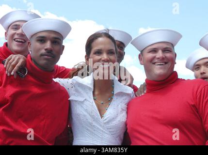 24. Mai 2006 – USA – auf dem Flugdeck an Bord des amphibischen Angriffsschiffs USS Kearsarge (LHD 3) posiert die Schauspielerin Halle Berry, Mitte, für Bilder mit Mitgliedern der Aviation Boatswain's (Aircraft Handling) 3rd Class Michael Humphrey, links, und 3rd Class Chad Oclair, 24. Mai 2006. Berry und andere Schauspieler aus dem kommenden Film „X-Men: The Last Stand“ besuchten zusammen mit Seeleuten und gingen an Bord der Marines während des Eröffnungstages der Fleet Week New York 2006. (Valerie S. Guffey/US Navy News Foto/KRT) (Kreditbild: © US Navy News/mct/ZUMAPRESS.com) Stockfoto