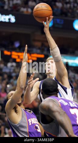 26. Mai 2006 – USA – Dirk Nowitzki von Dallas Mavericks (41) schlägt in der ersten Hälfte des zweiten Spiels des NBA Western Conference Finals am Freitag, den 26. Mai 2006 im American Airlines Center in Dallas, Texas, gegen Shawn Marion von Phoenix Suns (31). (Brad Loper/Dallas Morning News/KRT) (Bild: © Brad Loper/mct/ZUMAPRESS.com) Stockfoto