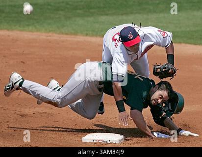 8. Juni 2006: Der zweite Baseman der Cleveland Indians, Ronnie Belliard (oben), wird vom Baserunner Jason Kendall (unten) von Oakland Athletics umgeworfen. Die Athletics besiegten die Indians 4-1 im Jacobs Field in Cleveland, Ohio am Donnerstag, den 8. Juni 2006. (Ed Suba Jr./Akron Beacon Journal/KRT) (Kreditbild: © Ed Suba Jr/mct/ZUMAPRESS.com) Stockfoto