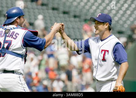 22. Juni 2006 – USA – der Texas Rangers' Catcher Rod Barajas gratuliert dem Entlastungskrug Akinori Otsuka, nachdem er im neunten Inning Brian Giles von San Diego Padres besiegt hatte. Die Rangers besiegten die Padres 5-3 auf dem Ameriquest Field in Arlington, Texas am Donnerstag, den 22. Juni 2006. (Richard W. Rodriguez/Fort Worth Star-Telegram/KRT) (Kreditbild: © Richard W. Rodriguez/mct/ZUMAPRESS.com) Stockfoto