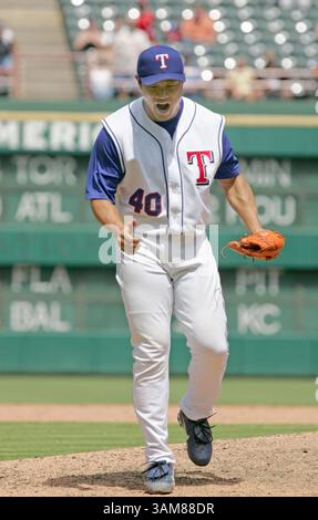 22. Juni 2006: US-amerikanischer Relief-Pitcher Akinori Otsuka der Texas Rangers reagiert im neunten Inning nach seinem letzten Pitch gegen die San Diego Padres. Die Rangers besiegten die Padres 5-3 auf dem Ameriquest Field in Arlington, Texas am Donnerstag, den 22. Juni 2006. (Richard W. Rodriguez/Fort Worth Star-Telegram/KRT) (Kreditbild: © Richard W. Rodriguez/mct/ZUMAPRESS.com) Stockfoto