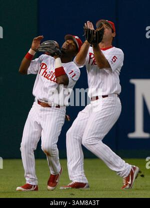 6. Juli 2006 – USA – Philadelphia Phillies’ linker Feldspieler Pat Burrell fängt einen Fliegenball von den San Diego Padres Adrian Gonzales an und vermeidet am Donnerstag, den 6. Juli 2006 eine Kollision mit Jimmy rollins. (Jerry Lodriguss/Philadelphia Inquirer/MCT) (Kreditbild: © Jerry Lodriguss/mct/ZUMAPRESS.com) Stockfoto