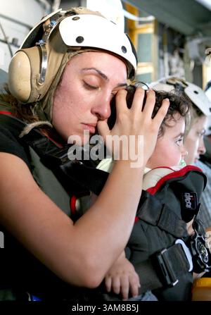 19. Juli 2006 – US-Bürger werden von einem CH-53E Super Hallion Hubschrauber des U.S. Marine Corps aus Beirut, Libanon, am Dienstag, 18. Juli 2006 evakuiert. (Gunnery Sgt. James H. Frank/US Marine Corps/MCT) (Bild: © Gunnery Sgt. James H. Frank/mct/ZUMAPRESS.com) Stockfoto