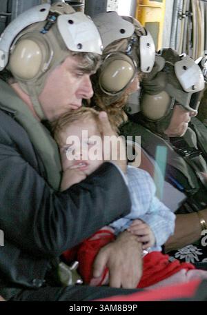 18. Juli 2006 – US-Bürger werden von einem CH-53E Super Hallion Hubschrauber des U.S. Marine Corps aus Beirut, Libanon, am 18. Juli 2006 evakuiert. (Gunnery Sgt. James H. Frank/US Marine Corps/MCT) (Bild: © Gunnery Sgt. James H. Frank/mct/ZUMAPRESS.com) Stockfoto