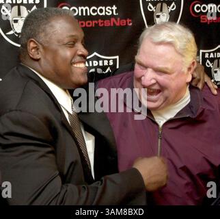 25. Juli 2006 – USA – der neue Cheftrainer der Oakland Raiders Art Shell (links) und der ehemalige Raiders Coach John Madden (rechts) machen Witze, nachdem Shell am Samstag, den 11. Februar 2006 in Alameda, Kalifornien, als neuer Trainer der Raiders bekannt gegeben wurde. (Doug Duran/Contra Costa Times/MCT) (Kreditbild: © Doug Duran/mct/ZUMAPRESS.com) Stockfoto