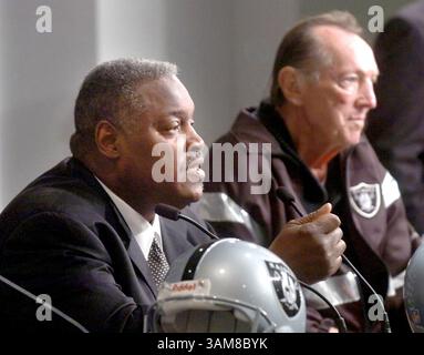 25. Juli 2006 – USA – Oakland Raiders' neuer Cheftrainer Art Shell (links) spricht mit den Medien, während der Raiders-Besitzer Al Davis (rechts) auf einer Pressekonferenz ansieht, in der Shell als neuer Trainer der Raiders in Alameda, Kalifornien, am Samstag, den 11. Februar 2006 bekannt gegeben wird. (Doug Duran/Contra Costa Times/MCT) (Kreditbild: © Dean Coppola/mct/ZUMAPRESS.com) Stockfoto