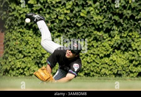 3. August 2006: US-amerikanischer Right Fielder Carlos Quentin von Arizona Diamondbacks verliert im ersten Inning von Spiel 2 eines Doppelkopfs Matt Murtons von Chicago Cubs in der Sonne. Die Cubs besiegten die Diamondbacks 7-3 am Donnerstag, den 3. August 2006, im Wrigley Field in Chicago, Illinois. (Phil Velasquez/Chicago Tribune/MCT) (Kreditbild: © Phil Velasquez/mct/ZUMAPRESS.com) Stockfoto