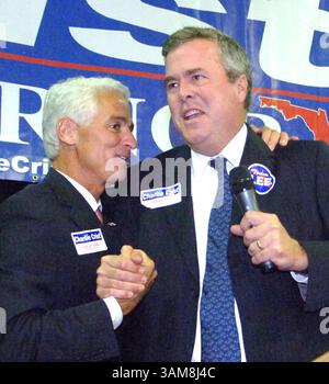 7. September 2006 – US-Florida-Gouverneur Jeb Bush (rechts) begrüßt den republikanischen Kandidaten Charlie Crist auf einer Rallye in Orlando, Flordia, Donnerstag, 7. September 2006. (Joe Burbank/Orlando Sentinel/MCT) (Kreditbild: © Joe Burbank/mct/ZUMAPRESS.com) Stockfoto