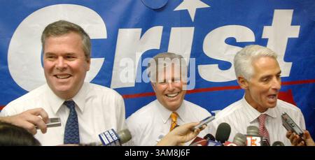 7. September 2006 – US-amerikanischer Kandidat Charlie Crist (rechts) macht Witze mit Reportern wie Florida-Gouverneur Jeb Bush und dem ehemaligen Gegner Tom Gallagher (Mitte) nach einer Kundgebung in Orlando, Flordia, Donnerstag, 7. September 2006. (Joe Burbank/Orlando Sentinel/MCT) (Kreditbild: © Joe Burbank/mct/ZUMAPRESS.com) Stockfoto