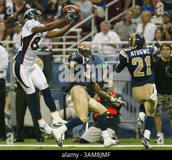 10. September 2006 – USA – Denver Broncos Wide Receiver Javon Walker, links, bekommt beide Hände am Ball, kann aber nicht den Empfang im dritten Quartal gegen die St. Louis Rams am Sonntag, 10. September 2006, im Edward Jones Dome in St. Louis abholen. Die Rams gewannen mit 18:10. Die Verteidiger des Stücks sind Rams' Fakhir Brown und Oshiomogho Atogwe. (Chris Lee/St. Louis Post-Dispatch/MCT) (Kreditbild: © Chris Lee/mct/ZUMAPRESS.com) Stockfoto
