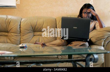 11. September 2006 – USA – Weina Naissa Scott, 17, arbeitet an der Programmierung für die ipodcasting-Host-Website, die sie am 10. September 2006 in North Miami Beach, Florida, erstellt hat. (Ronna Gradus/Miami Herald /MCT) (Bild: © Ronna Gradus/mct/ZUMAPRESS.com) Stockfoto