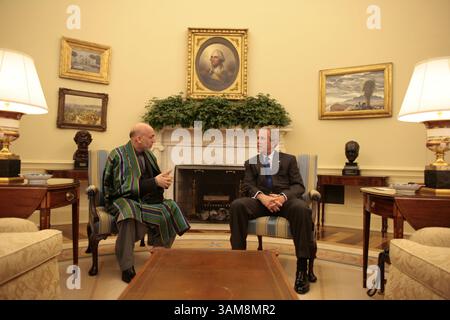 26. September 2006 – US-Präsident George W. Bush (rechts) schüttelt am Dienstag, 26. September 2006, im Weißen Haus die Hand mit dem afghanischen Präsidenten Hamid Karzai. Bush und Präsident Karzai, der zu Besuch war, haben sich mit den Spannungen zwischen Afghanistan und Pakistan auseinandergesetzt, die die Bemühungen untergraben haben, die wachsenden Taliban und die terroristische Gewalt zu unterdrücken. (Chuck Kennedy/MCT) (Bild: © Chuck Kennedy/mct/ZUMAPRESS.com) Stockfoto