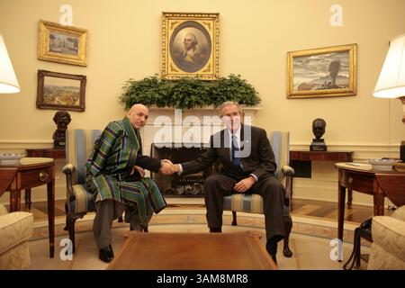 26. September 2006 – US-Präsident George W. Bush (rechts) schüttelt am Dienstag, 26. September 2006, im Weißen Haus die Hand mit dem afghanischen Präsidenten Hamid Karzai. Bush und Präsident Karzai, der zu Besuch war, haben sich mit den Spannungen zwischen Afghanistan und Pakistan auseinandergesetzt, die die Bemühungen untergraben haben, die wachsenden Taliban und die terroristische Gewalt zu unterdrücken. (Chuck Kennedy/MCT) (Bild: © Chuck Kennedy/mct/ZUMAPRESS.com) Stockfoto