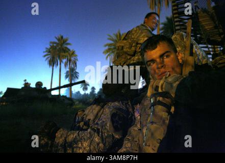 1. Oktober 2006 - US-amerikanischer Abgeordneter Michael Lastinger aus Statesboro, Georgia, wartet in der Dunkelheit vor Sonnenaufgang mit seinen Strykers-Soldaten der Apache Company, 1. Bataillon der 23. Infanterie aus Fort Lewis, Washington, während sie sich am Sonntag, den 1. Oktober 2006 auf eine morgendliche Durchsuchung der Nachbarschaft Hurriya in Bagdad, Irak, vorbereiten. Links sehen Sie Brian Arias aus Riverside, Kalifornien, und im Hintergrund ist Sgt. Oscar Rodriguez, ein Eingeborener aus San Diego, der heute in Olympia, Washington lebt. (Tony Overman/The Olympian/MCT) (Bild: © Tony Overman/mct/ZUMAPRESS.com) Stockfoto