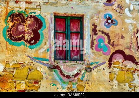 Antike Fresken an den Außenwänden eines Hauses im Zentrum von San Benedetto del Tronto. Ascoli Piceno, Marken, Italien, Europa Stockfoto