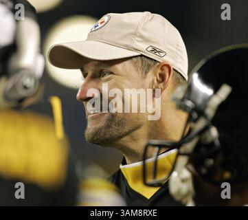 15. Oktober 2006 – USA – Pittsburgh Steelers Cheftrainer Bill Cowher ist ein Lächeln, als sein Team die Kansas City Chiefs im vierten Quartal anführt. Die Steelers besiegten die Chiefs am Sonntag, den 15. Oktober 2006, bei Heinz Field in Pittsburgh (Pennsylvania) mit 45:7. (John Sleezer/Kansas City Star/MCT) (Bild: © John Sleezer/mct/ZUMAPRESS.com) Stockfoto