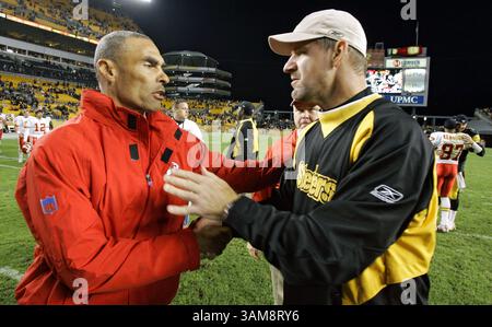 15. Oktober 2006 – US-amerikanischer Cheftrainer Herm Edwards, links, und Bill Cowher, Cheftrainer der Kansas City Chiefs, treffen sich im Mittelfeld nach dem Sieg der Steelers 45-7 im Heinz Field in Pittsburgh, Pennsylvania, Sonntag, den 15. Oktober 2006. (John Sleezer/Kansas City Star/MCT) (Bild: © John Sleezer/mct/ZUMAPRESS.com) Stockfoto