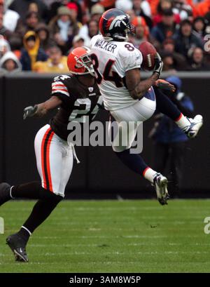 22. Oktober 2006 – USA – Denver Broncos Wide Receiver Javon Walker (84) macht einen Fang vor Cleveland Browns Verteidiger Gary Baxter während der ersten Halbzeit. Am Sonntag, den 22. Oktober 2006, besiegten die Broncos die Browns mit 17:7, im Cleveland Browns Stadium in Cleveland, Ohio. (Phil Masturzo/Akron Beacon Journal/MCT) (Bild: © Phil Masturzo/mct/ZUMAPRESS.com) Stockfoto
