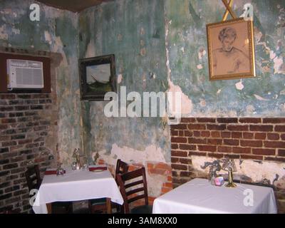 24. November 2006 - USA - Ein Speisesaal im Old French House Restaurant von Mary Mahoney erhielt seinen Charme von Katrinas Fluten in Biloxi, Mississippi. (Judy Wiley/Fort Worth Star-Telegram/MCT) (Kreditbild: © Judy Wiley/mct/ZUMAPRESS.com) Stockfoto