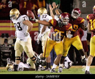 25. November 2006 – USA – Sam Baker (79) aus Südkalifornien feiert mit Sedrick Ellis (49), nachdem Baker am Samstag, den 25. November 2006, im zweiten Quartal in Los Angeles, Kalifornien, einen Fumble von Notre Dame wiedererlangt hat. (Paul Rodriguez/Orange County Register/MCT) (Kreditbild: © Paul E. Rodriguez/mct/ZUMAPRESS.com) Stockfoto