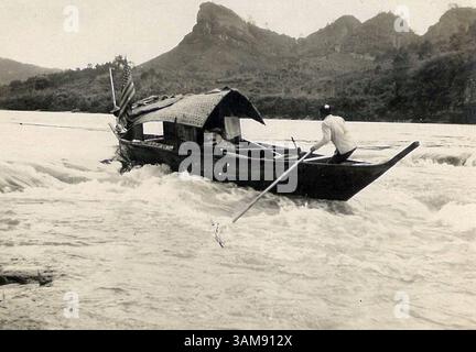 4. Dezember 2006 - USA - dieses historische Foto zeigt einen Sampan, der in den 1920er Jahren über das raue Wasser des Min River fuhr Missionare mussten regelmäßig auf Gefahr den Fluss bereisen. (Mit freundlicher Genehmigung der Familie Johnson/MCT) (Kreditbild: © Johnson Family/mct/ZUMAPRESS.com) Stockfoto
