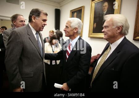 8. Dezember 2006 – USA – der designierte Gouverneur von Florida Charlie Crist (Mitte) trifft am Freitag, 8. Dezember 2006 auf dem Capitol Hill in Washington, D.C. mit dem Abgeordneten Bill Young (rechts), Mel Martinez (R-FL) und Mitgliedern der Delegation von Florida zusammen. (Chuck Kennedy/MCT) (Bild: © Chuck Kennedy/mct/ZUMAPRESS.com) Stockfoto