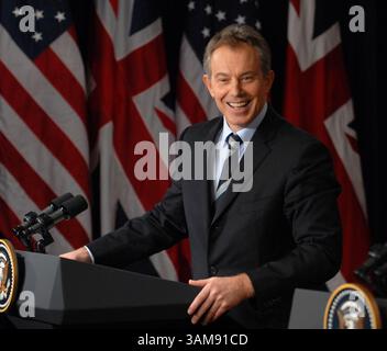 7. Dezember 2006: US-amerikanischer Premierminister Tony Blair kommentiert auf einer gemeinsamen Pressekonferenz mit US-Präsident George W. Bush in Washington, DC, am Donnerstag, den 7. Dezember 2006. (George Bridges/MCT) (Bild: © George Bridges/mct/ZUMAPRESS.com) Stockfoto