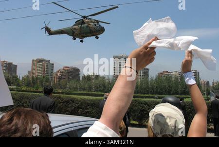 12. Dezember 2006 – USA – Anhänger des ehemaligen chilenischen Diktators General Augusto Pinochet verabschiedeten sich, als sein Leichnam nach seiner Beerdigung in einer Militärakademie in Santiago, Chile, am Dienstag, den 12. Dezember 2006 zur Einäscherung in die Stadt Concon gebracht wurde. (Jack Chang/MCT) (Bild: © Jack Chang/mct/ZUMAPRESS.com) Stockfoto