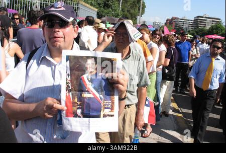 11. Dezember 2006 - USA - Tausende Anhänger des ehemaligen chilenischen Diktators General Augusto Pinochet warteten vor einer Militärakademie in Santiago, Chile, um seinen Körper am Montag, 11. Dezember 2006 in einem Staat liegen zu sehen. (Jack Chang/MCT) (Bild: © Jack Chang/mct/ZUMAPRESS.com) Stockfoto