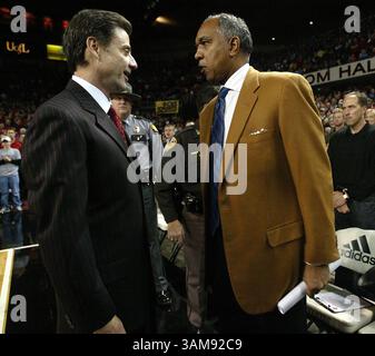 16. Dezember 2006 – US-amerikanischer Cheftrainer Rick Pitino, links, und Tubby Smith, Cheftrainer von Kentucky, sprechen, bevor die University of Kentucky am Samstag, den 16. Dezember 2006 an der University of Louisville in Louisville, Kentucky spielte. Kentucky besiegte Louisville mit 61:49. (Charles Bertram/Lexington Herald-Leader/MCT) (Kreditbild: © Charles Bertram/mct/ZUMAPRESS.com) Stockfoto