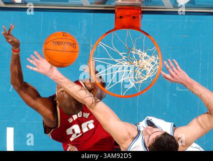 16. Dezember 2006 – USA – Orlando Magic Center Darko Milicic und Cleveland Cavaliers schützen Eric Snow am Samstag, 16. Dezember 2006, in der Amway Arena in Orlando, Florida. (Stephen M. Dowell/Orlando Sentinel/MCT) (Kreditbild: © Stephen M. Dowell/mct/ZUMAPRESS.com) Stockfoto