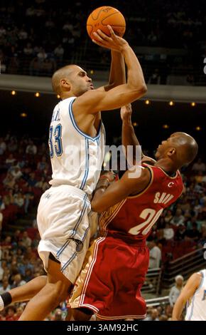 16. Dezember 2006 – USA – Orlando Magic Guard Grant Hill trifft am Samstag, den 16. Dezember 2006 in der Amway Arena in Orlando, Florida, gegen Cleveland Cavaliers Guard Eric Snow. (Stephen M. Dowell/Orlando Sentinel/MCT) (Kreditbild: © Stephen M. Dowell/mct/ZUMAPRESS.com) Stockfoto