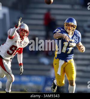 23. Dezember 2006 – US-amerikanischer Quarterback Adam Tafralis wirft im zweiten Quartal einen Touchdown-Pass an James Jones (nicht gezeigt) gegen die New Mexico State University. San Jose State besiegte New Mexico State mit 20:12, im New Mexico Bowl im University Stadium in Albuquerque, New Mexico am Samstag, den 23. Dezember 2006. (Nhat V. Meyer/San Jose Mercury News/MCT) (Kreditbild: © Nhat V. Meyer/mct/ZUMAPRESS.com) Stockfoto