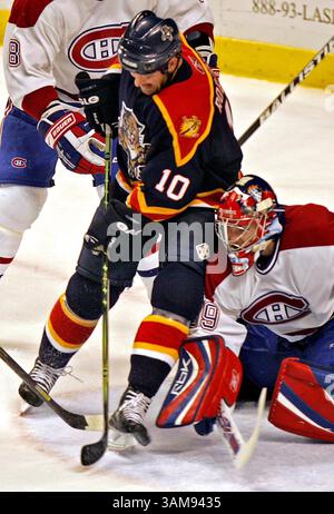 29. Dezember 2006 – USA – Montreal Kanadiens Torwart Cristobal Huet stoppt Gary Roberts in der zweiten Periode im Bank Atlantic Center in Sunrise, Florida, Freitag, 29. Dezember 2006. (Joe Rimkus Jr./Miami Herald/MCT) (Kreditbild: © Miami Herald/mct/ZUMAPRESS.com) Stockfoto