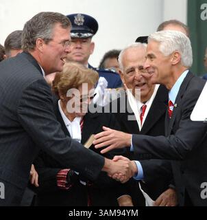 2. Januar 2007 - USA - der ehemalige Gouverneur von Florida Jeb Bush (links) gratuliert Charlie Crist (rechts), nachdem Crist als 44. Gouverneur von Florida vereidigt wurde, während seine Eltern, Nancy Crist und Dr. Charles Crist, am Dienstag, den 2. Januar im Old Capitol in Tallahassee, Florida, zu sehen sind. 2007. (Joe Burbank/Orlando Sentinel/MCT) (Kreditbild: © Joe Burbank/mct/ZUMAPRESS.com) Stockfoto