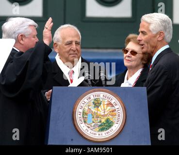 2. Januar 2007 – Florida-Gouverneur Charlie Crist (rechts) wird von Florida Chief Justice Fred Lewis (links) als 44. Gouverneur von Florida vereidigt, während Crists Eltern, Nancy Crist und Dr. Charles Crist, im Old Capitol in Tallahassee, Florida, am Dienstag, 2. Januar, 2007. (Joe Burbank/Orlando Sentinel/MCT) (Kreditbild: © Joe Burbank/mct/ZUMAPRESS.com) Stockfoto