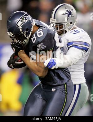 6. Januar 2007 – USA – Jerramy Stevens (86) der Seattle Seahawks erzielt im vierten Quartal des NFC Wild Card-Spiels den Touchdown gegen den Defensivverteidiger Roy Williams der Dallas Cowboys. Die Seahawks besiegten die Cowboys mit 21:20, am Samstag, den 6. Januar 2007, im Qwest Field in Seattle, Washington. (Khampha Bouaphanh/Fort Worth Star-Telegram/MCT) (Kreditbild: © Khampha Bouaphanh/mct/ZUMAPRESS.com) Stockfoto