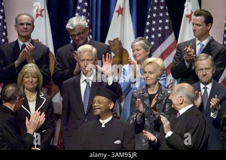 5. Januar 2007 - USA - Besondere Gäste bei der zweiten Amtseinführung von Gouverneur Arnold Schwarzenegger sind der ehemalige Gouverneur Grey Davis und seine Frau Sharon ganz links; der ehemalige Gouverneur Pete Wilson und seine Frau Gayle rechts in der Mitte; Sacramento Bürgermeister Heather Fargo hinten rechts; San Francisco Bürgermeister Gavin Newsom oben rechts und Reverend J. Alfred Smith in der Mitte. Swarzenegger wurde am 5. Januar 2007 für seine zweite Amtszeit im Memorial Auditorium in Sacramento Kalifornien vereidigt. (Randy Pench/Sacramento Bee/MCT) (Kreditbild: © Randy Pench/mct/ZUMAPRESS.com) Stockfoto