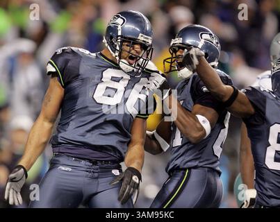 6. Januar 2007 - USA - Seattle Seahawks' Jerramy Stevens (86) feiert mit Teamkollege Nate Burleson, nachdem er im vierten Quartal des NFC Wild Card-Spiels den siegreichen Touchdown gegen die Dallas Cowboys erzielt hat. Die Seahawks besiegten die Cowboys mit 21:20, am Samstag, den 6. Januar 2007, im Qwest Field in Seattle, Washington. (Khampha Bouaphanh/Fort Worth Star-Telegram/MCT) (Kreditbild: © Khampha Bouaphanh/mct/ZUMAPRESS.com) Stockfoto