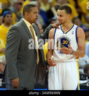 1. Mai 2014 - Oakland, CA, USA - Stephen Curry von Golden State Warriors (30) spricht mit Trainer Mark Jackson während eines Playoff-Spiels der Western Conference in diesem 1. Mai 2014, Dateifoto. Die Warriors feuerten Jackson am Dienstag, den 6. Mai 2014, nachdem er sie zu zwei Playoffs führte. (Abbildung: © Dan Honda/MCT/ZUMAPRESS.com) Stockfoto