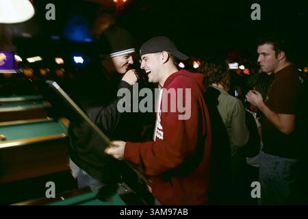 27. Okt. 2006 - USA - Mike Pickett und Kirby Rogers (Mitte) entspannen sich am Abend, nachdem Pickett ein $117.000-Pokerturnier in Burnsville, Minnesota verließ, beim Billard. Pickett war enttäuscht von einem Ausgang an einer Hand, die Pocket Asse hielt. (Richard Tsong-Taatarii/Minneapolis Star Tribune/MCT) (Bild: © Richard Tsong-Taatarii/mct/ZUMAPRESS.com) Stockfoto