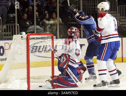 18. Januar 2007 – USA – Bobby Holik der Atlanta Thrashers feiert sein Tor gegen den Torwart der Montreal Canadiens Cristobal Huet Ende der ersten Periode in der Philips Arena in Atlanta, Georgia, am Donnerstag, den 18. Januar 2007. (Mikki K. Harris/Atlanta Journal-Constitution/MCT) (Bild: © Mikki K. Harris/mct/ZUMAPRESS.com) Stockfoto