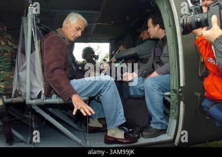 3. Februar 2007 – US-Florida-Gouverneur Charlie Crist, rechts, sitzt an Bord eines Blackhawk-Hubschraubers, während er am Samstag, den 3. Februar 2007, in der Lady Lake Church of God eine Luftfahrt durch Tornado-Schäden im Lake County, Florida, erhalten wird. (Stephen M. Dowell/Orlando Sentinel/MCT) (Kreditbild: © Stephen M. Dowell/mct/ZUMAPRESS.com) Stockfoto