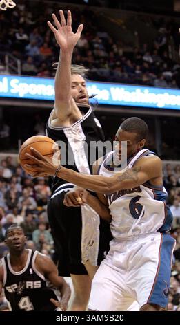 7. Februar 2007 – Washington Wizards Antonio Daniels (6) reist in San Antonio Spurs Fabricio Oberto (7) während ihres Spiels im Verizon Center in Washington, D.C. am Mittwoch Abend, 7. Februar 2007. (Harry E. Walker/MCT) (Foto: © Harry E. Walker/mct/ZUMAPRESS.com) Stockfoto