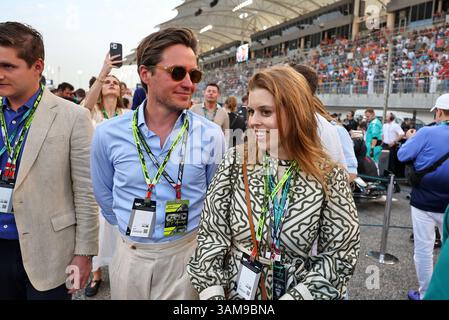 Sakhir, Bahrain. April 2025. (L bis R): Edoardo Mapelli mozzi (GBR) mit seiner Frau Prinzessin Beatrice (GBR) am Gitter. 13.04.2025. Formel-1-Weltmeisterschaft, Rd 4, Grand Prix Von Bahrain, Sakhir, Bahrain, Wettkampftag. Quelle: James Moy/Alamy Live News Stockfoto