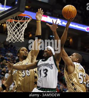25. Februar 2007: Mike James von Minnesota Timberwolves spaltet die Verteidiger Etan Thomas (links) und Calvin Booth bei einem Schussversuch in der ersten Halbzeit. Die Timberwolves verteidigten die Wizards, 98-94 im Target Center in Minneapolis, Minnesota, am Sonntag, den 25. Februar 2007. (Jerry Holt/Minneapolis Star Tribune/MCT) (Kreditbild: © Jerry Holt/mct/ZUMAPRESS.com) Stockfoto