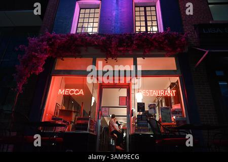Vor dem Mecca Restaurant in der Innenstadt von Raleigh, NC, wo sich seit der Eröffnung der 13 Martin Street im Jahr 1937 wenig geändert hat. Stockfoto